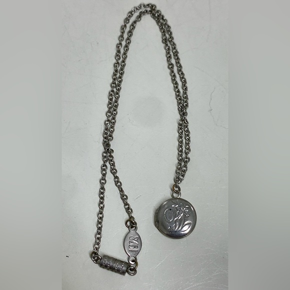 Vintage 1928 Silver Tone Hinged Lidded Locket Necklace - Picture 8 of 12